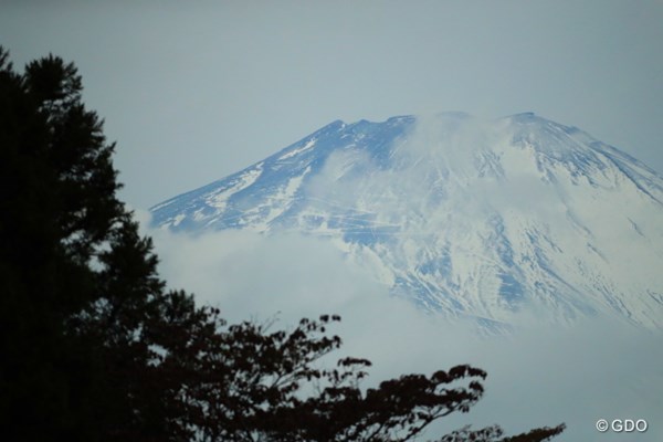 2016年 三井住友VISA太平洋マスターズ 初日 富士山 今日は曇り空の隙間からチラチラと姿を見せていた。