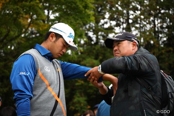 飯田光輝トレーナーに腕をほぐしてもらう松山英樹。「健康です」と言うが、その状態は？