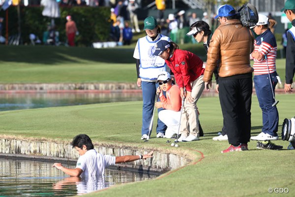 2016年 伊藤園レディスゴルフトーナメント 2日目 松森彩夏 投げ渡したはずのボールは池へ…キャディの大捜索も実らず2罰打となった