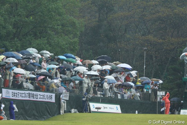 2009年 日本女子プロゴルフ選手権コニカミノルタ杯 3日目 1番ホール 今日は雨にも関わらず、早朝から多くのギャラリーが詰めかけました。