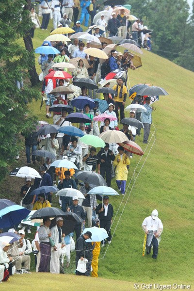 2009年 日本女子プロゴルフ選手権コニカミノルタ杯 3日目 ギャラリー通路 雨の濡れた芝生は、滑りやすく危険です。特にこんな坂道では、前を歩いてる方に、後方からスライディングタックルしないように注意してください。