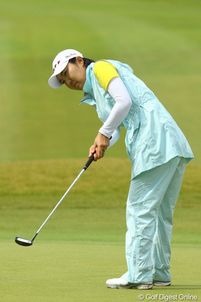 2009年 日本女子プロゴルフ選手権コニカミノルタ杯 3日目 辛ヒョンジュ  「あのレインウェア、ノースリーブなんだぁ。意味あんの？しかも、フードに水が溜りそうだよね？」（ギャラリー談）