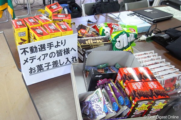 2009年 日本女子プロゴルフ選手権コニカミノルタ杯 3日目 プレスルーム テーブルの上のお菓子が無くなると、裏からまたすぐに補充されます！