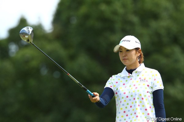 2009年 日本女子プロゴルフ選手権大会コニカミノルタ杯 最終日 日下部智子 まるで広告のような写真です。狙いどころを決める姿も「ビューティー」です。