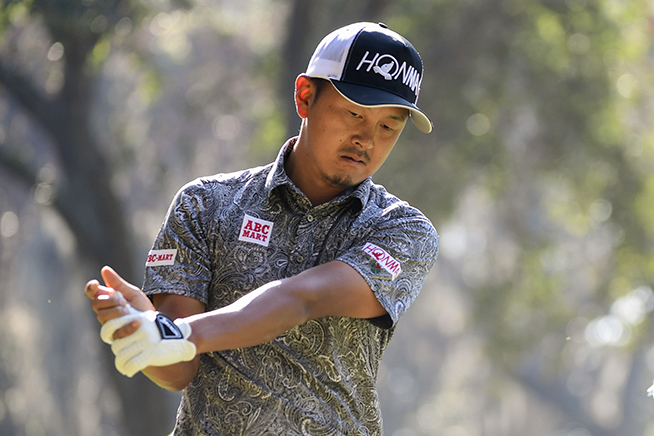 岩田寛が2打差4位発進 首位に「61」のM.ヒューズ