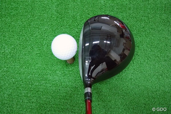 本間ゴルフ TOUR WORLD TW737 455 ドライバー マーク試打 （画像 2枚目） ヘッド形状は洋なし形状と丸型の中間で、投影面積が大きくややシャローバックなので、アスリート向けにしてはやさしい印象