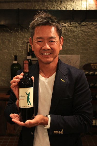 2016年 ダンロップフェニックストーナメント 2日目 藤田寛之 自身が厳選したオリジナルワインを手にニッコリ