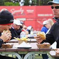 ハンバーガーは世界の食べ物。オーストラリアは特にポテトが美味しいです 2017年 ISPSハンダ ゴルフワールドカップ 事前 オージーバーガー