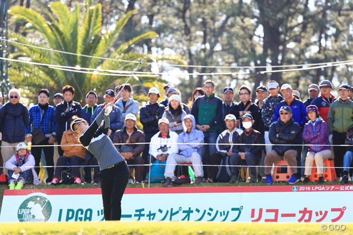 “大波ゴルフ”を反省…渡邉彩香「慎重に」首位発進