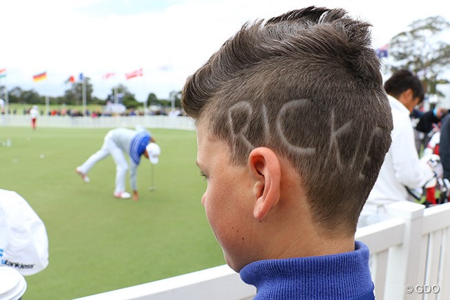 熱烈なファウラーファンの少年は 頭に剃り込みで文字を 17年 Ispsハンダ ゴルフワールドカップ 初日 少年ファン フォトギャラリー Gdo