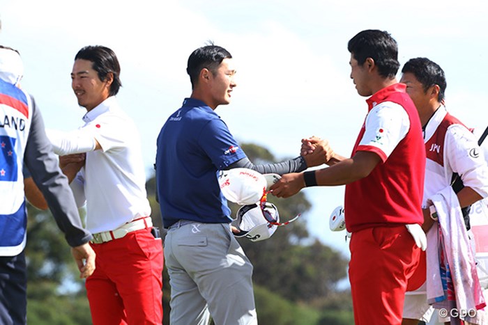 ホールアウト時の挨拶。松山はダニー・リーと手を合わせて健闘を讃えあった 2017年 ISPSハンダ ゴルフワールドカップ 初日 石川遼 松山英樹
