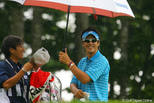 2009年 ANAオープンゴルフトーナメント 事前 石川遼 プロアマ戦は生憎の雨模様となったが、487名のギャラリーに囲まれ元気な姿を見せた石川遼