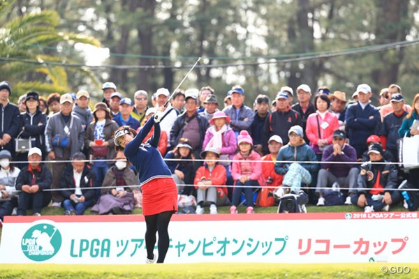 2016年 LPGAツアー選手権リコーカップ 3日目 大山志保 地元宮崎での活躍を期待してギャラリーも大勢見守ります