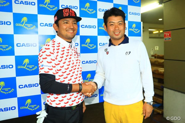 2016年 カシオワールドオープンゴルフトーナメント 最終日 正岡竜二（左）と池田勇太 正岡竜二（左）はツアー初優勝は逃したが、目標のシード確保に成功。大学の後輩・池田勇太も祝福した