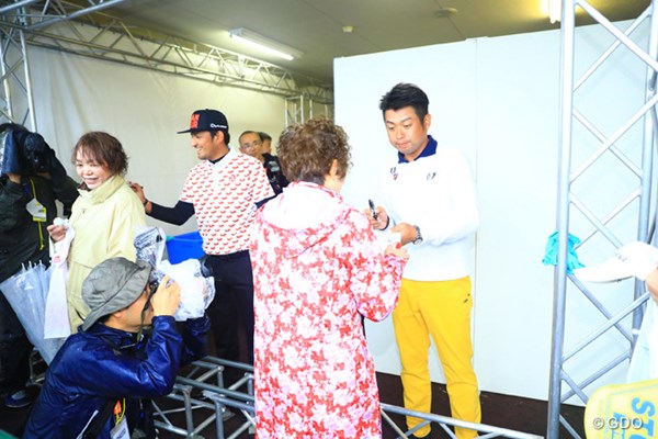 2016年 カシオワールドオープンゴルフトーナメント 最終日 池田勇太 正岡竜二 優勝争いを演じた2人もサイン会に。