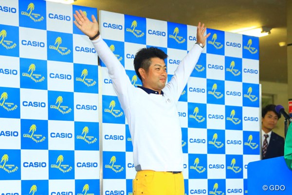 2016年 カシオワールドオープンゴルフトーナメント 最終日 池田勇太 ギャラリーに向かってバンザイ！