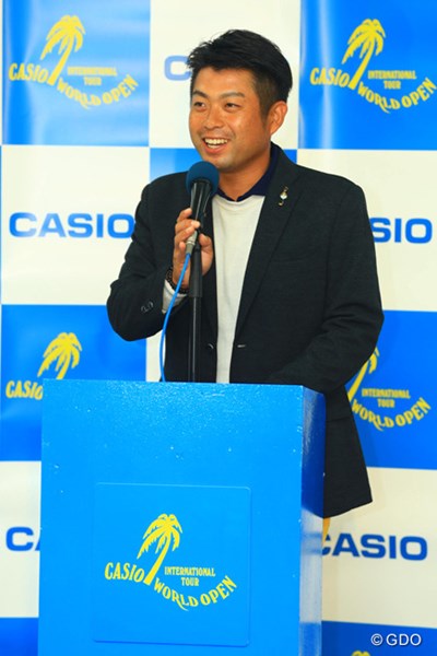 2016年 カシオワールドオープンゴルフトーナメント 最終日 池田勇太 笑顔で優勝インタビューを行う池田勇太。納得の形での優勝とはいかなかったが、賞金王争いを大きくリードした