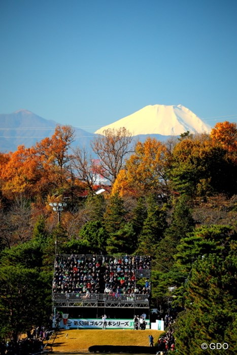 すごく遠ーいけど遼さまのティーショット。富士山いいね。 2016年 ゴルフ日本シリーズJTカップ 2日目 1番