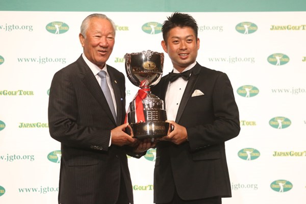 2016年 ジャパンゴルフツアー表彰式 青木功、池田勇太 青木功JGTO会長からトロフィーを授与される池田勇太