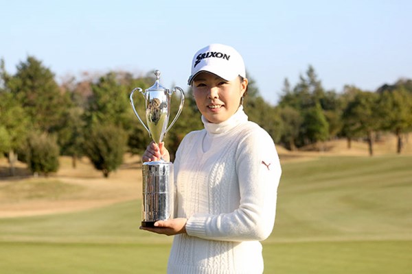 2016年 LPGA新人戦 加賀電子カップ 最終日 高橋恵 高橋恵が逃げ切り優勝。歴代賞金女王たちも掲げたカップを手にした