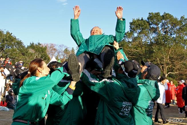 「おれを胴上げしてくれ！」圧勝の男子チームが会長アオキの念願かなえる