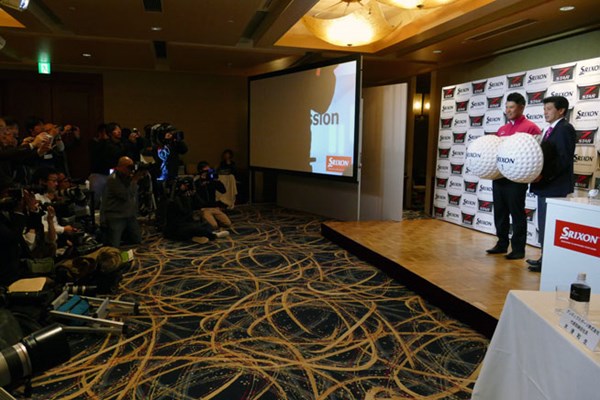 松山はダンロップスポーツの新製品発表会に出席。多くの報道陣が会場を訪れた