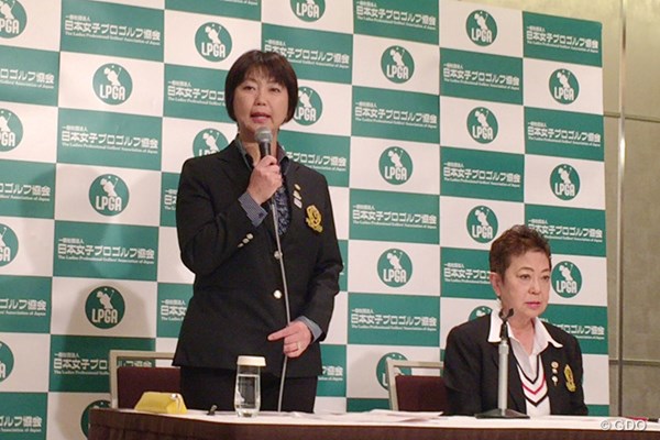 2017年の日程発表を行う日本女子プロゴルフ協会の小林浩美会長