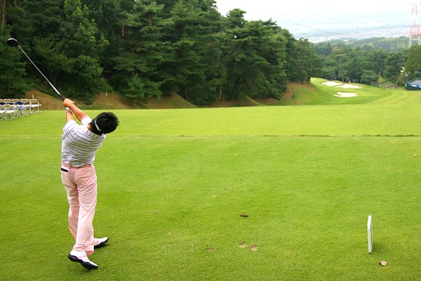 17番で1オンを狙う石川遼。左の林の先に僅かにグリーンが見える。右側にはモニターが設置されており、グリーンの状況が分かる仕組みだ