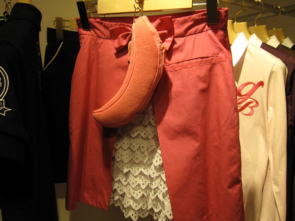 サマンサタバサにゴルフライン登場 NO.5 バナナ型小物入れに、リボンとフリルのスカート。発想がキュート