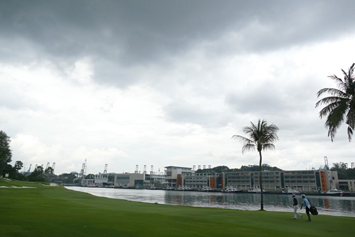 蒸し風呂のような午前の暑さが雲をよび、数時間後には雷雲となって上空を覆った。 2017年 SMBCシンガポールオープン 3日目 中断直前