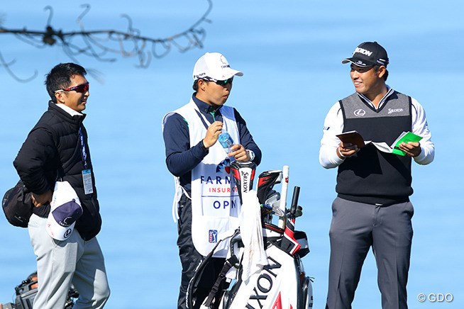 松山のバッグを担ぐのは後輩プロの早藤将太 中 進藤大典キャディ 左 の体調に配慮した 17年 ファーマーズインシュランスオープン 事前 松山英樹 フォトギャラリー Gdo