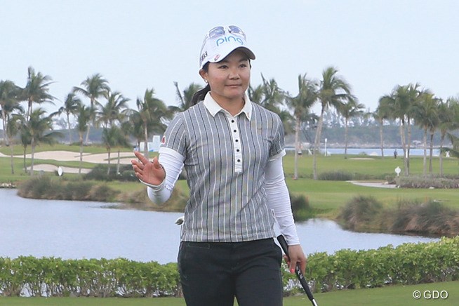 最終ホールをバーディで締め 観客の拍手に応えた 2017年 ピュアシルク バハマ Lpgaクラシック 3日目 上原彩子 フォトギャラリー Gdo