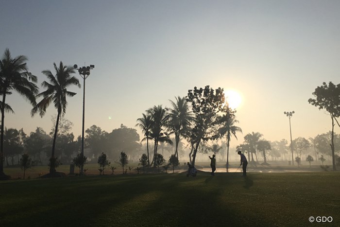 朝靄の中でのプレー。前半数ホールはからっきし見えなかった 2017年 レオパレス21ミャンマーオープン 事前 朝靄