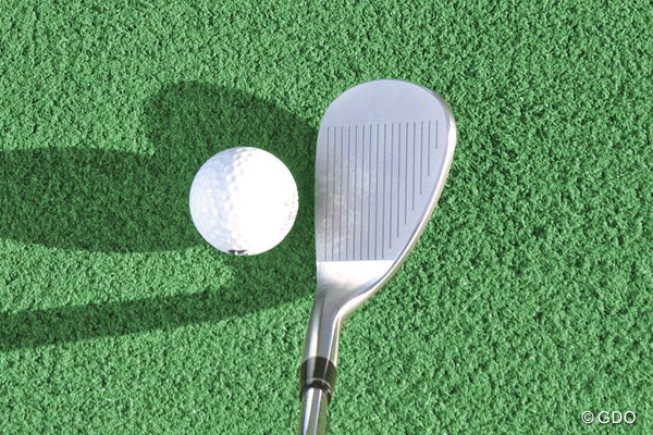 本間ゴルフ ツアーワールド TW-W ウェッジ 構えたときの画像 ネックのヒール側が広く、フトコロが深い