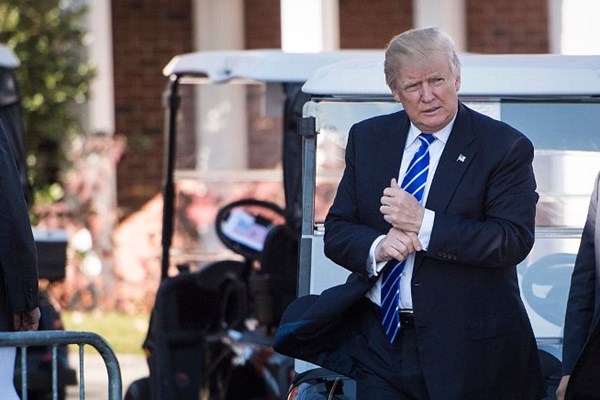 日米首脳会談後、パームビーチで安倍首相とゴルフをすることになったトランプ大統領（ Jabin Botsford/The Washington Post via Getty Images）