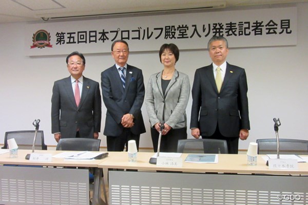 2017年 第五回「日本プロゴルフ殿堂」顕彰者発表会見 松井功・日本プロゴルフ殿堂理事長（左から2番目）から第五回の殿堂入り顕彰者6人が発表された