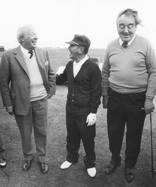 1973年 田中角栄首相  ゴルフ場で談笑する田中首相（写真中央）とイギリスのヒース首相（写真左）、北アイルランドのホワイトロー国務長官（Ian Tyas/Keystone/Getty Images）