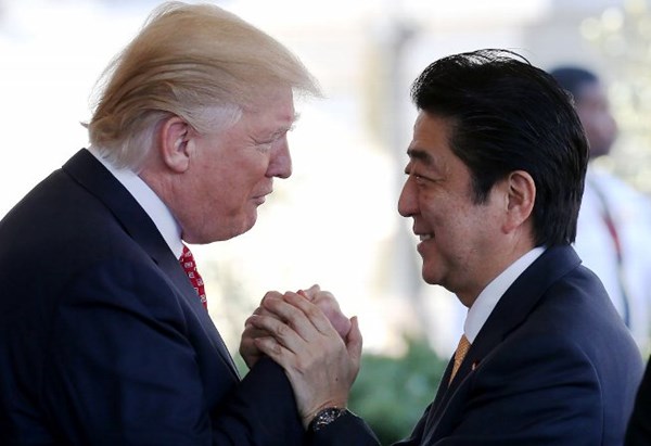 日米首脳会談の翌日に1.5ラウンドの「ゴルフ外交」を行ったトランプ米大統領と安倍首相（Mario Tama/Getty Images）