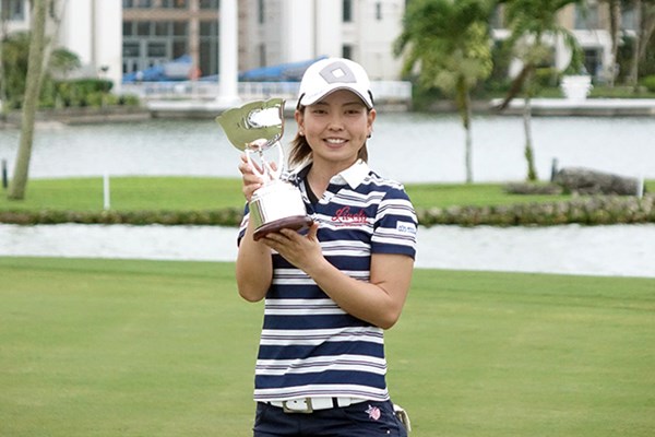 2017年 グアム知事杯女子ゴルフトーナメント 最終日 小宮満莉花 26歳の小宮満莉花がプロ初優勝。ライバルたちからも祝福を受けた