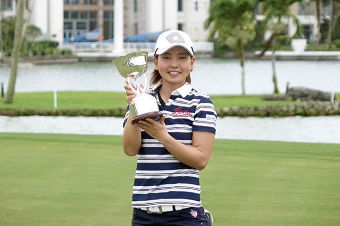 26歳の小宮満莉花がプロ初優勝。ライバルたちからも祝福を受けた 2017年 グアム知事杯女子ゴルフトーナメント 最終日 小宮満莉花