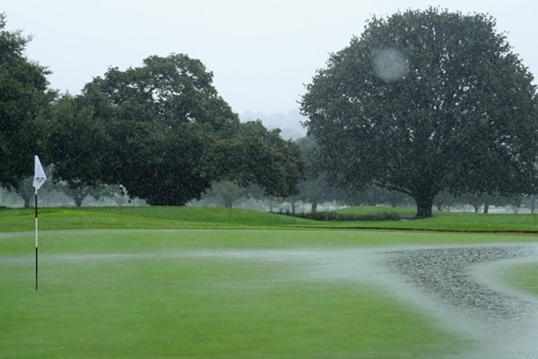 大雨により早々に翌日順延へ。54ホールの競技短縮も決定した（Warren Little/Getty Images）