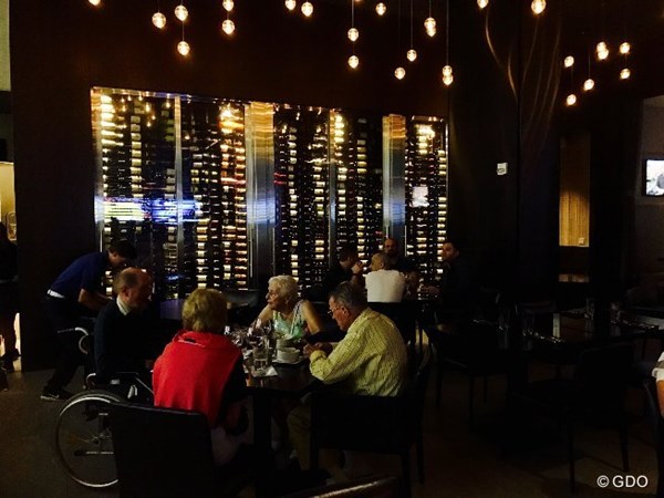 2017年 ザ・ホンダクラシック 初日 タイガー・ウッズ レストラン 店内のワインセラーにはこれでもかとワインが貯蔵されている。