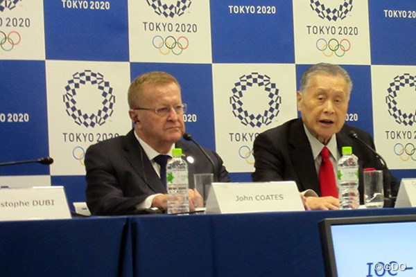 記者会見するジョン・コーツIOC副会長（左）と森喜朗東京五輪大会組織委会長
