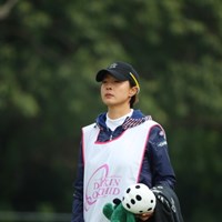 なんという悲しそうな顔でキャディをしてるんだ。 2017年 ダイキンオーキッドレディスゴルフトーナメント 初日 下村真由美
