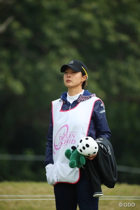 なんという悲しそうな顔でキャディをしてるんだ。 2017年 ダイキンオーキッドレディスゴルフトーナメント 初日 下村真由美