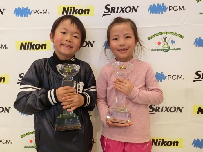 6歳以下の部男女優勝の須藤樹（左）と蕪木梨央（大会提供） 2017年  PGM世界ジュニアゴルフ選手権日本代表選抜大会6歳以下の部決勝大会 最終日