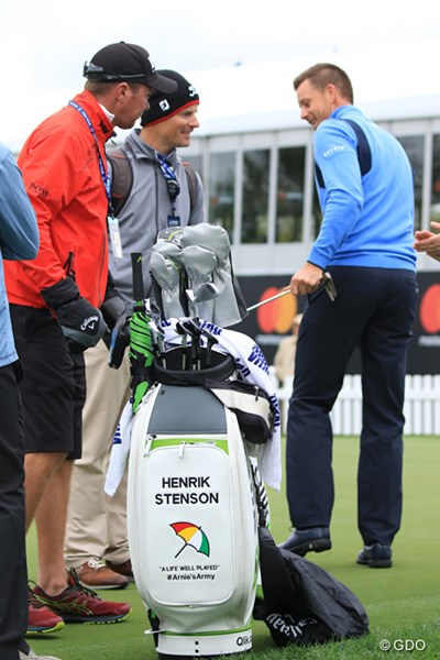 ステンソンのバッグには名前と傘、それに「A life well played」の文字