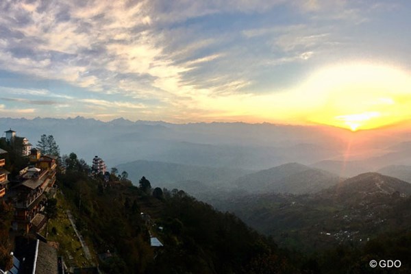 ナガルコットから見るヒマラヤ ネパールの山岳から望むヒマラヤ・・・。オフを利用して、今回も一人旅です