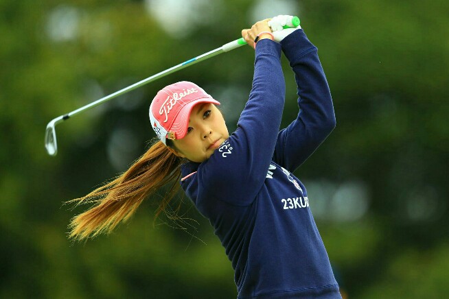 菊地絵理香が首位を堅守 地元の香妻が5打差6位