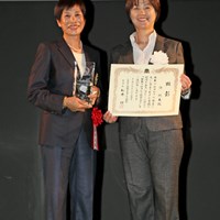 ゴルフ殿堂の顕彰式に出席したト阿玉。小林浩美LPGA会長から表彰状を受け取った ト阿玉